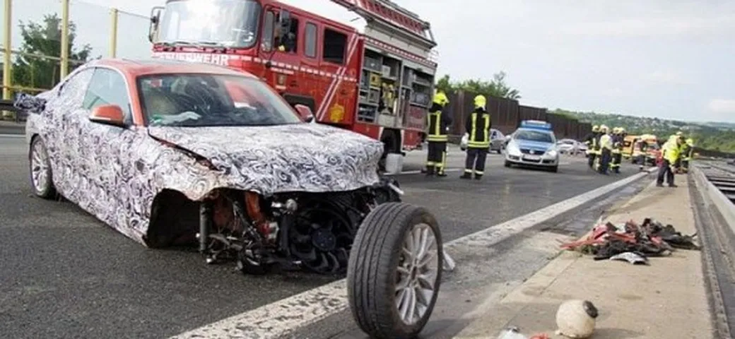 BMW Serie 2: un muletto va 'a muro' in autostrada. Non è purtroppo l'unico prototipo vittima di un incidente