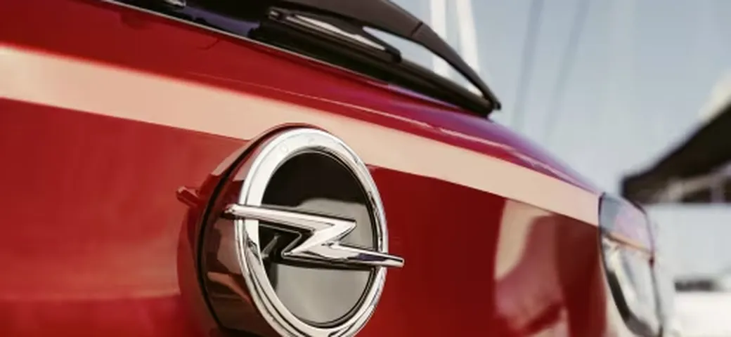 Opel rinuncia al 100% elettrico, avanti con le termiche anche dopo il 2028