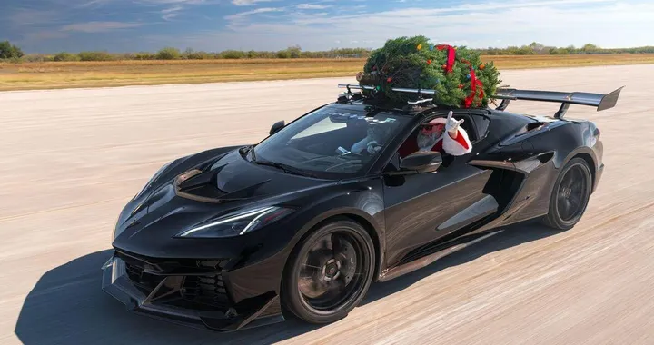 Come festeggiare il Natale a 315 km/h con l'albero sul tetto