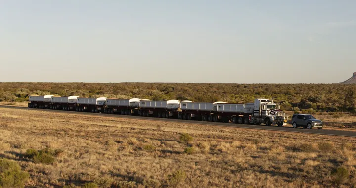 Land Rover Discovery traina 7 rimorchi da 110 tonnellate