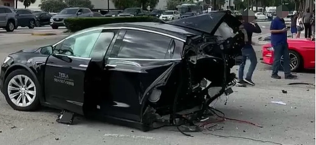 Incidente tra Tesla, Nissan e Mustang: l'elettrica finisce spezzata in due [Video]
