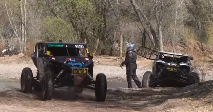 Epici attraversamenti del guado nella gara off-road | Video