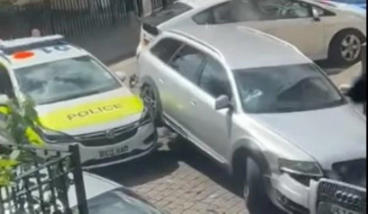 Automobilista impazzito distrugge l'auto della polizia [Video]