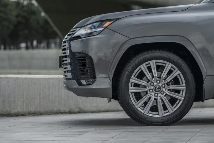 Sborsa 126mila euro per un SUV di lusso che non gli arriverà mai