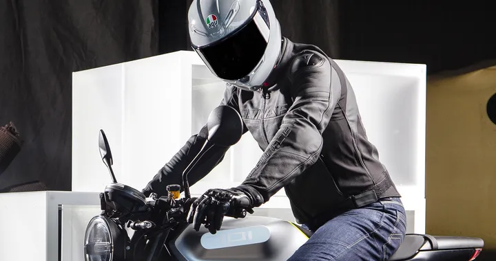 AGV K6, il nuovo casco stradale: leggero e performante