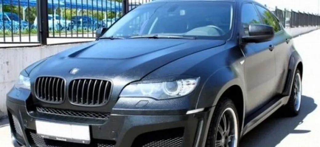 BMW X6 con carrozzeria rivestita in pelle