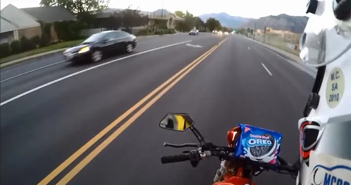 Motociclista mangia biscotti mentre guida [Video]