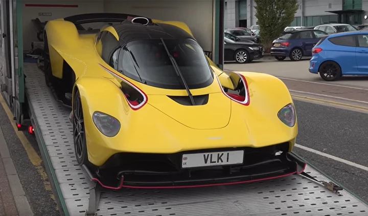 Aston Martin Valkyrie, un raro esemplare consegnato a Londra [VIDEO]