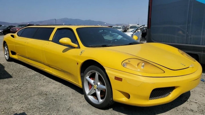 Una limousine Ferrari, oggetto stravagante: il prezzo è stracciato