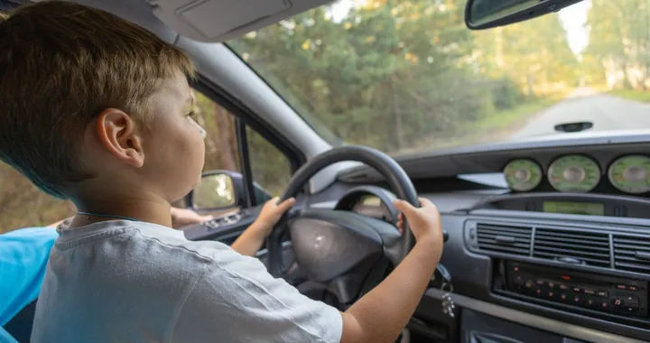 Bambino di 7 anni ruba il SUV dei genitori per andare al McDonald's