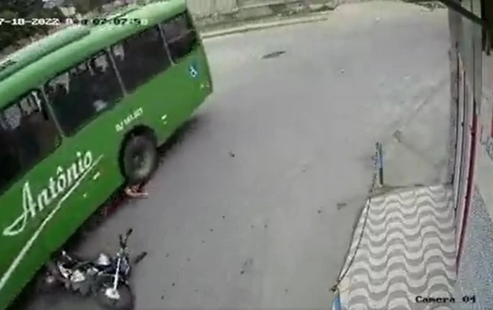 Motociclista finisce sotto l'autobus: il casco gli salva la vita