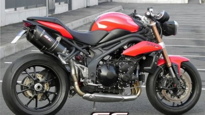 Doppio scarico alto SC-Project per Triumph Speed Triple 2011/12