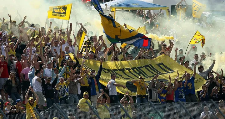 Sepang: il Presidente del fan club di Rossi perde il controllo [Video]