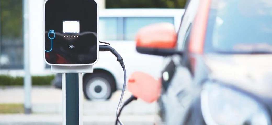 Auto elettriche: dal 2027 in Europa obbligatorio il passaporto delle batterie