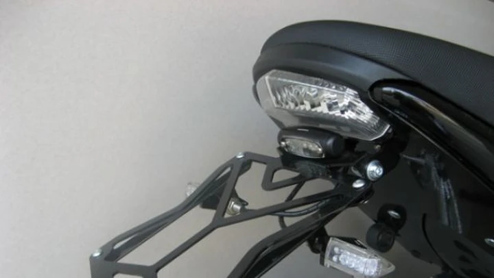 Kit portatarga IFB per Triumph Speed Triple 1050 e Street Triple