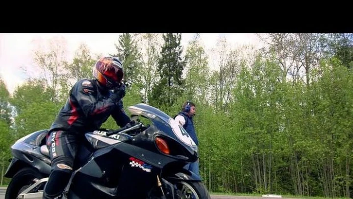 Suzuki GSX 1300R Hayabusa vs GSX R-1000 vs Nissan GT-R /video