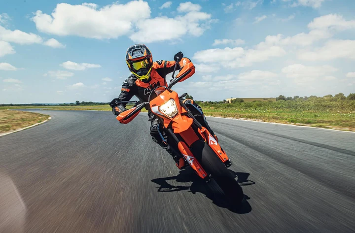 KTM 690 SMC R 2024: nuova promozione in Italia