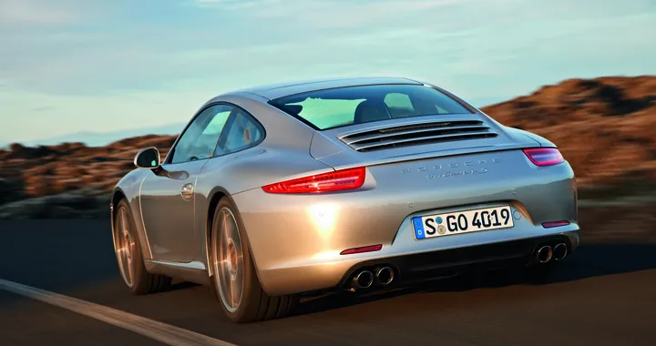 Porsche rubata: a Prato si finge cliente e fugge su una 911