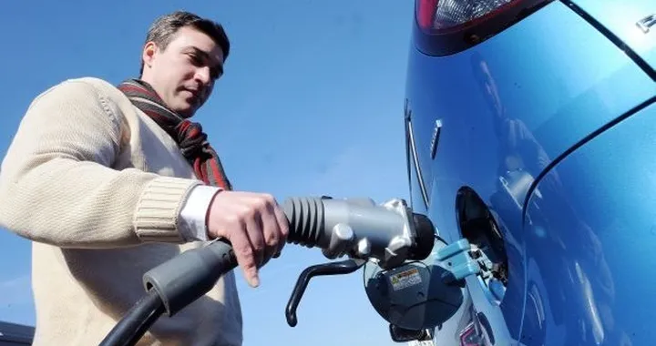 Le batterie delle automobili elettriche si ricaricheranno dall'asfalto?