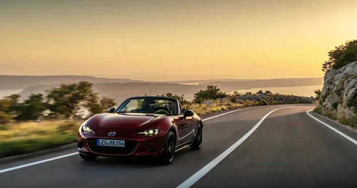 Mazda presenta a Zara la MX-5 2024 per celebrare i 35 anni del modello