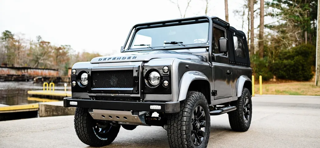 Land Rover Defender Osprey: il restomod di una vecchia 90 soft-top