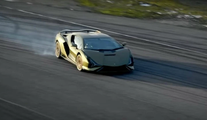 Lamborghini Sián: traversi in pista con la supercar ibrida [Video]