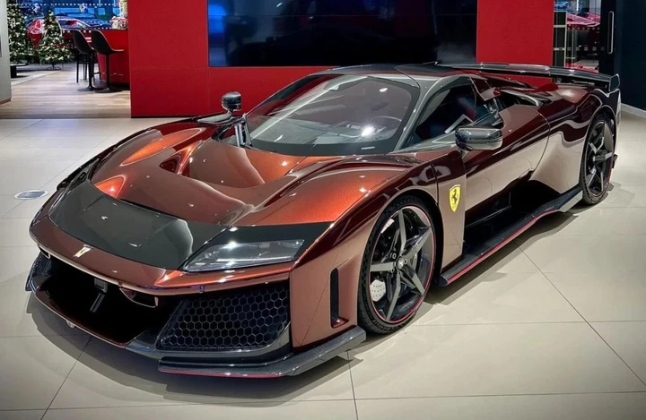 Ecco la prima Ferrari F80 consegnata in Europa: bel regalo natalizio