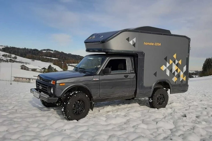 Lada Niva: eccola in versione camper, completa di tutto