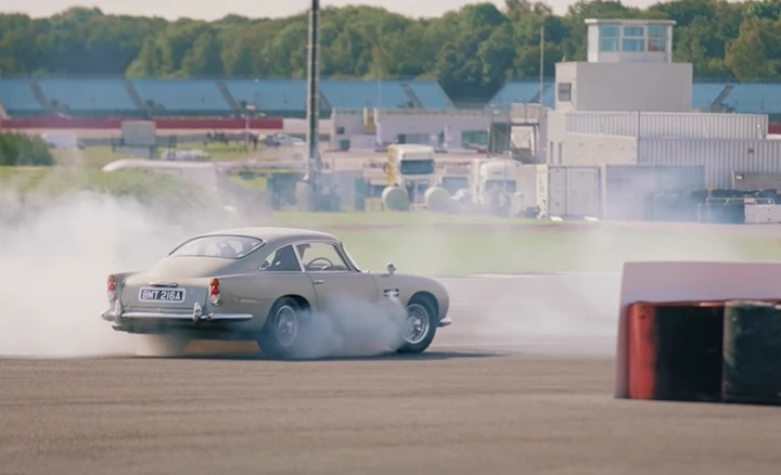 F1: i piloti dell'Aston Martin Racing guidano la DB5 di 007 [Video]