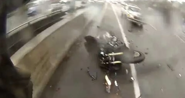 Auto tampona moto in autostrada