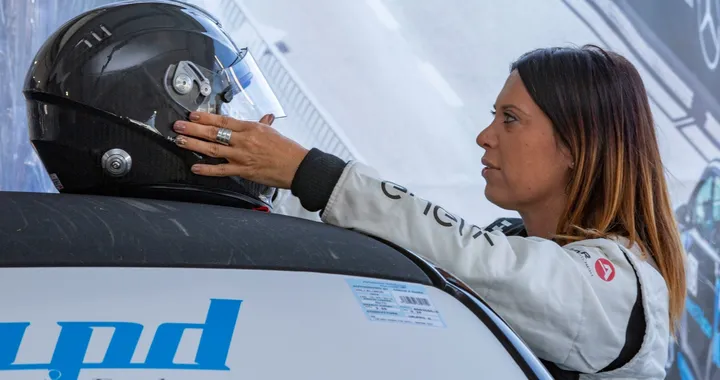 Silvia Sellani "elettrizza" nella Smart e-cup!