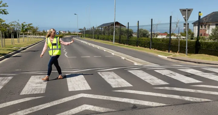 Codice della Strada, per i pedoni arrivano il giubbotto riflettente e nuovi divieti