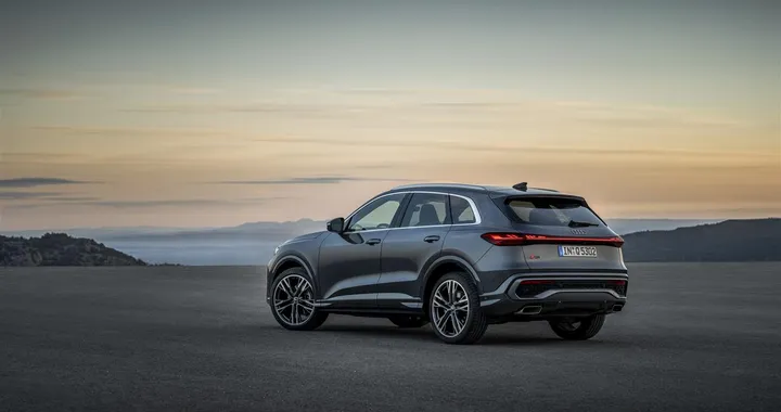 Nuova Audi Q5 2025: design sportivo, tecnologia avanzata e motori ibridi