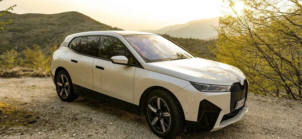 BMW iX xDrive50: la prova su strada