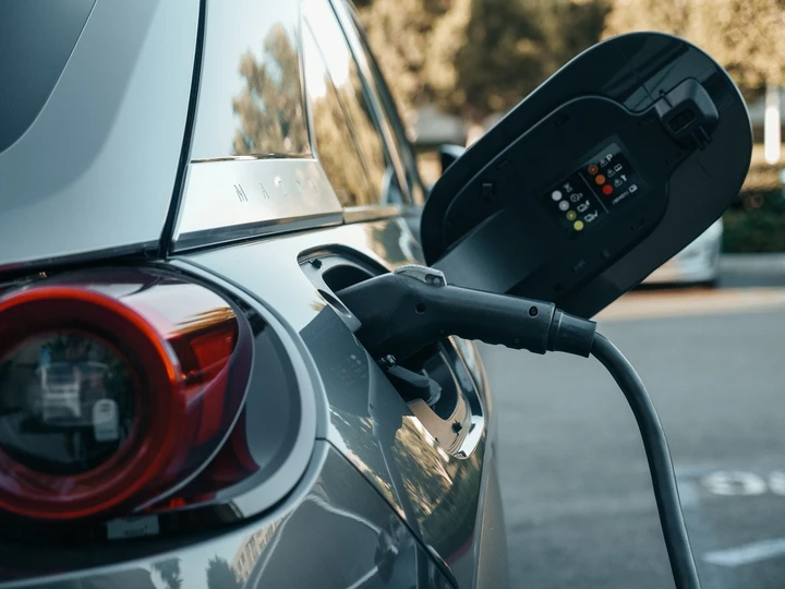 Auto elettriche e colonnine di ricarica: ecco come potranno diffondersi
