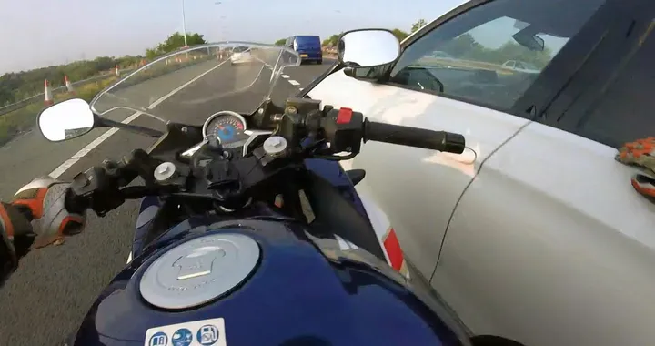 Auto sperona moto in autostrada