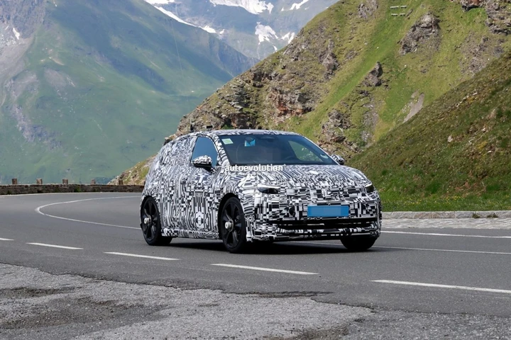 Volkswagen ID.2, l'esordio è sempre più vicino: sorpresa su strada