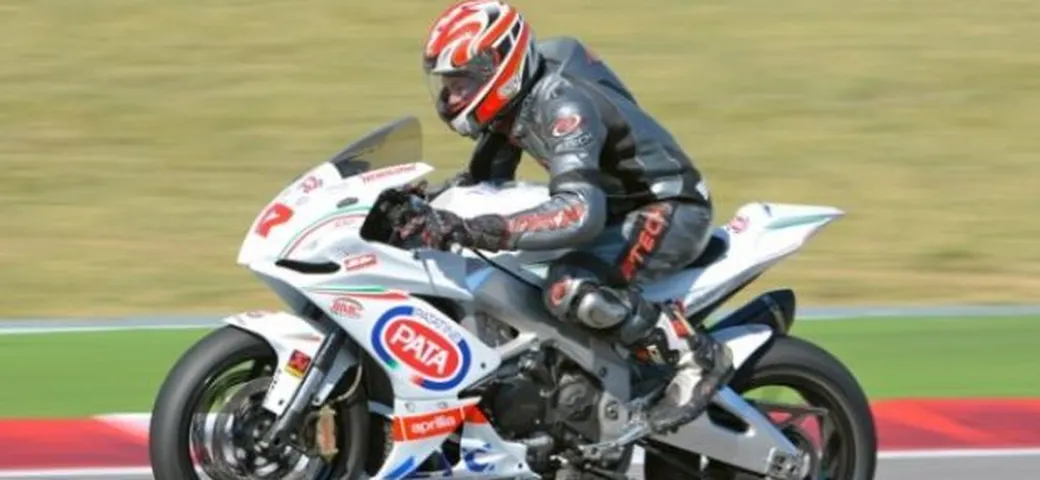 Scatto in Corsa: Aprilia RSV4 Replica Team Pata