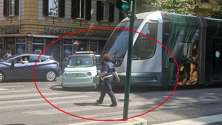 Fiat Topolino sbatte contro un tram a Roma, incidente inseguendo la Dolce Vita