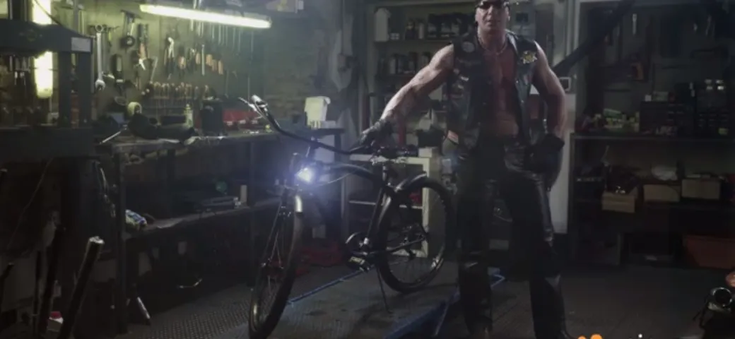 William di “può accompagnare solo” torna nello spot di Unieuro… in bicicletta
