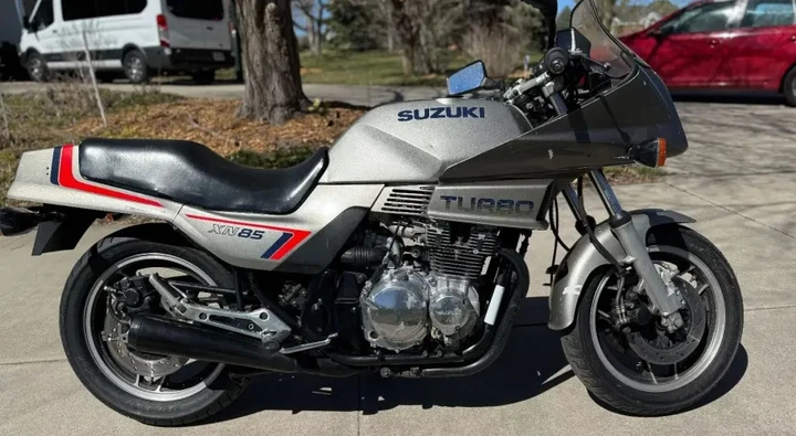 Suzuki XN85 Turbo: l'icona giapponese torna sotto i riflettori