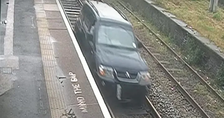 Guida il SUV sui binari: nei guai un giovane inglese [Video]