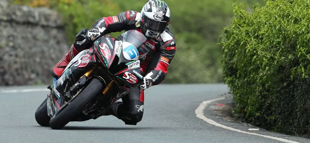 TT 2017: Dunlop vince gara-1 Supersport ed eguaglia Mike Hailwood