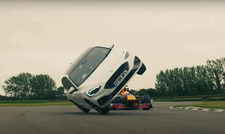 La Red Bull F1 contro auto, taxi inglese, bus a due piani e Spitfire [Video]