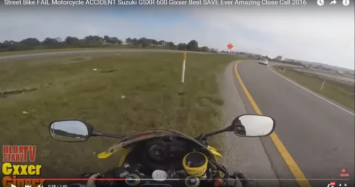 Motociclista finisce fuori strada e non cade per miracolo [Video]