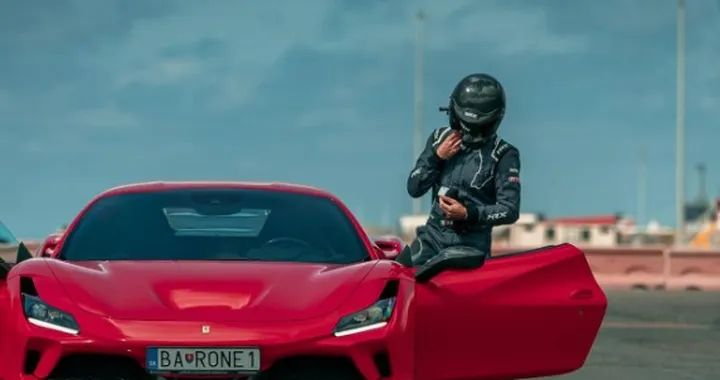 Fabio Barone sfida il record di velocità sulla portaerei Trieste con la Ferrari SF90