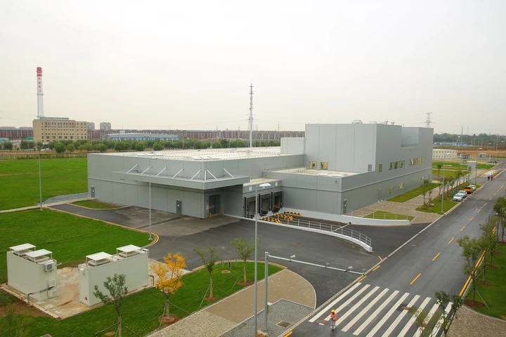 Batterie per auto elettriche, BMW apre fabbrica in Cina
