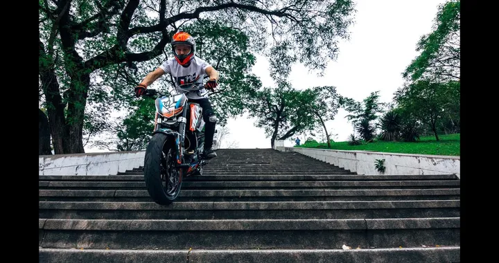 Rok Bagoros danza la samba in moto a San Paolo del Brasile