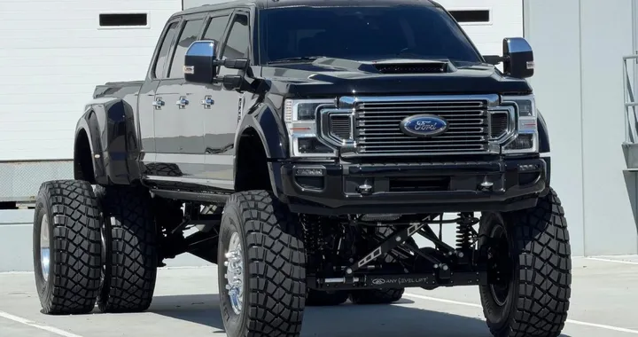 Ford F-450 diventa una limousine a ruote alte da 11 posti: vale 400mila dollari