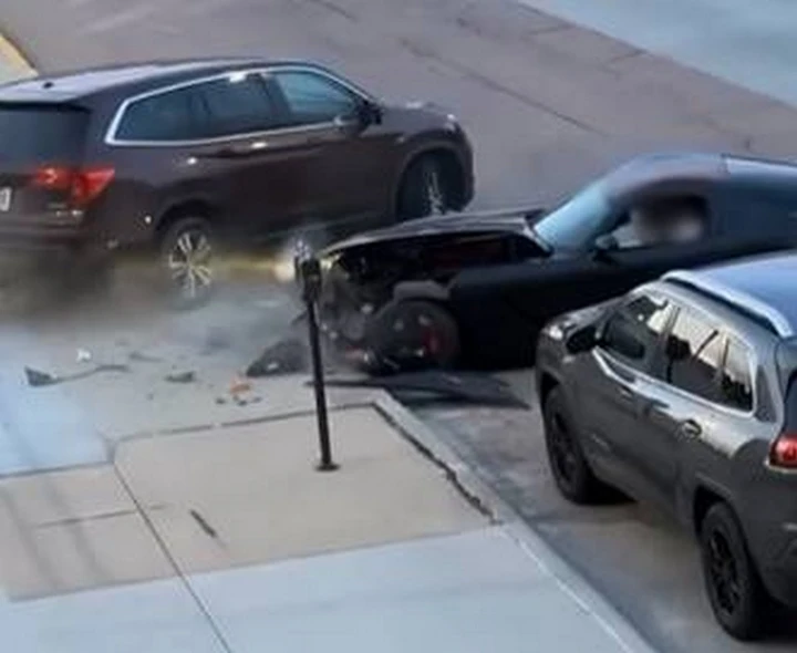 Con la Dodge Viper fa lo show, ma piomba su un'auto parcheggiata | Video